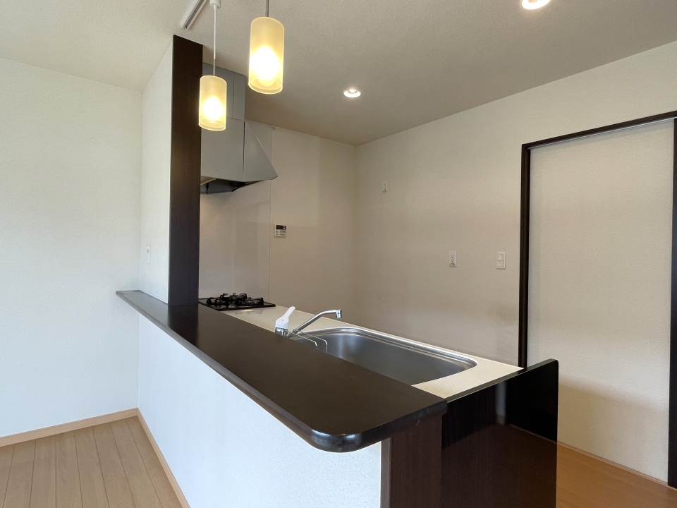 キッチンにはオシャレなライト。カウンター付きもポイントです