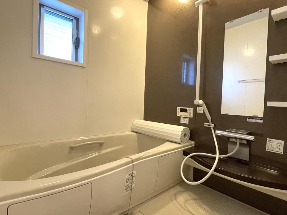 広々とした浴槽。足を伸ばして入るお風呂は最高ですよね！