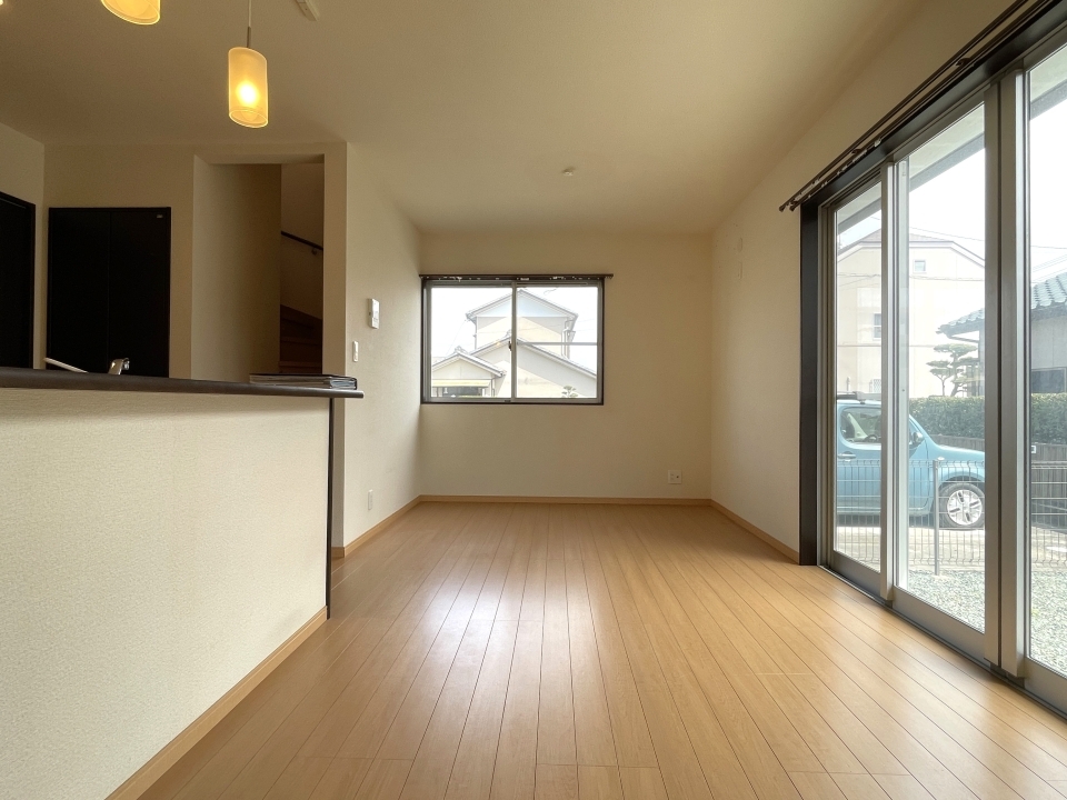 シンプルな形です。窓が2つあって明るいお部屋です！