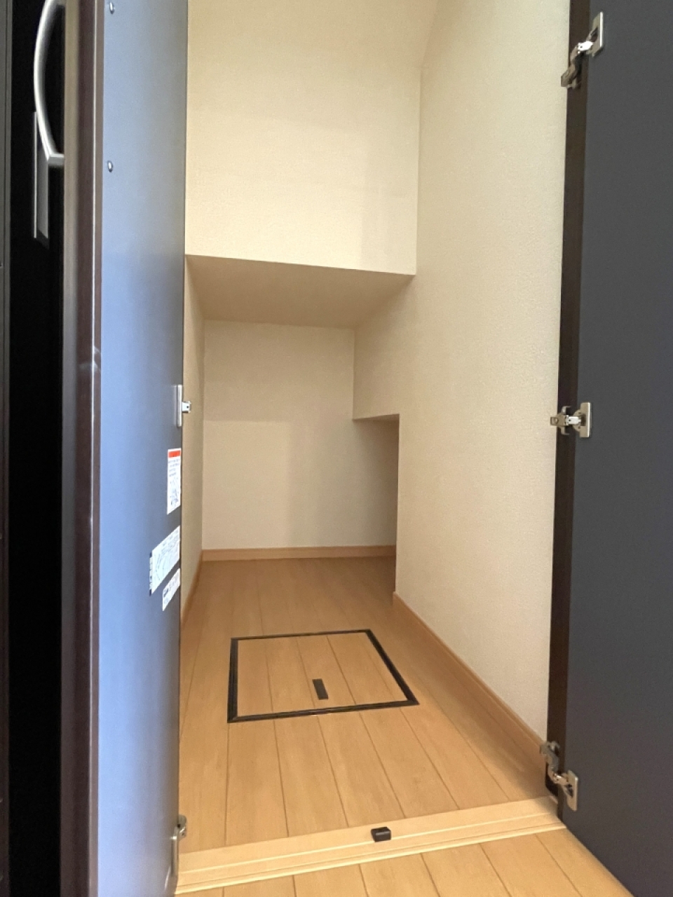 階段下を利用した収納。奥行きがあって広いです