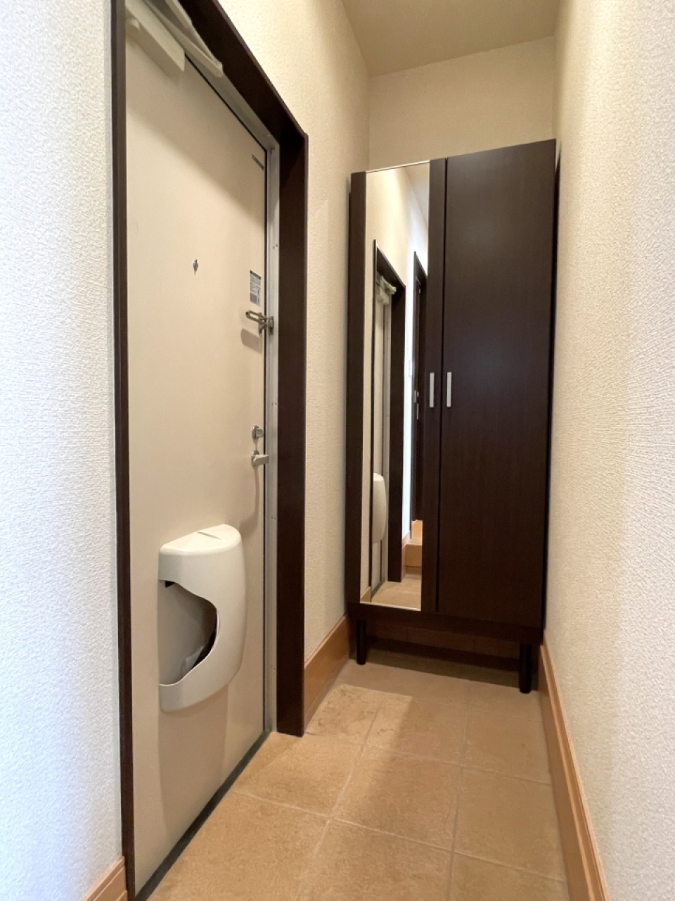 鏡付きのシューズボックスでお出かけ前の身だしなみを整えましょう！