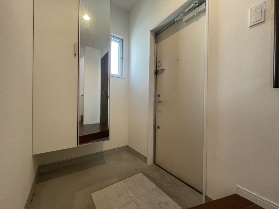玄関には下駄箱があります。外出前に身だしなみチェック♪