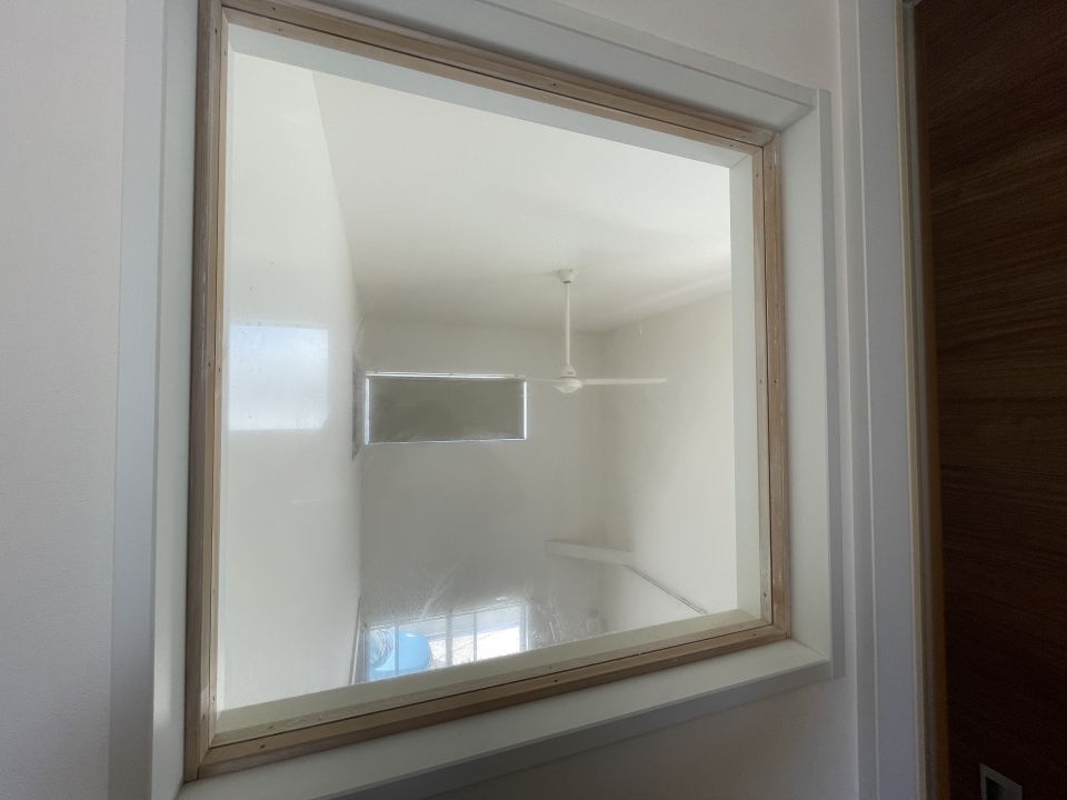 階段を上ると正面には大きな窓が