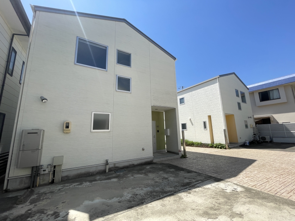 白が可愛い三角屋根の戸建て物件