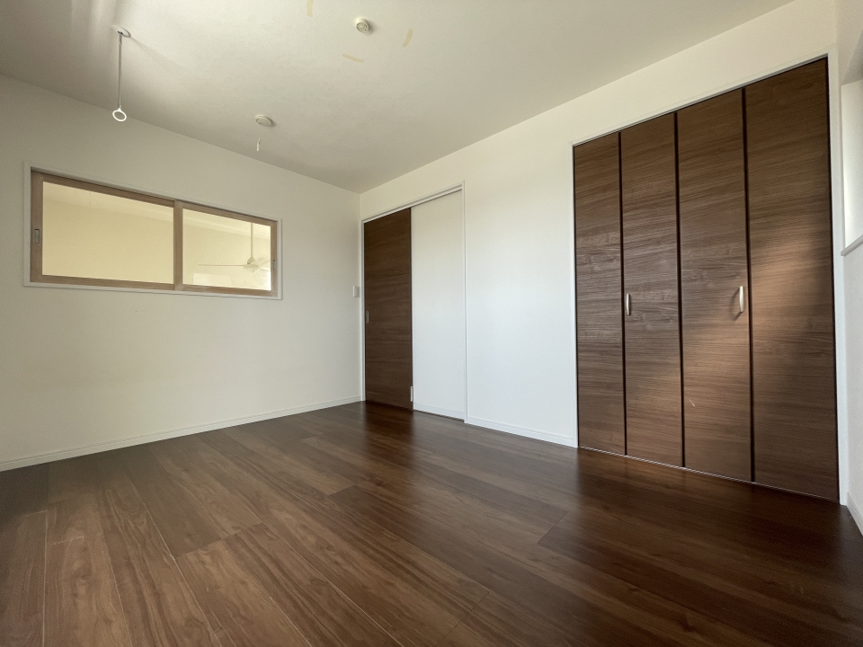 2階の南側の6帖の洋室