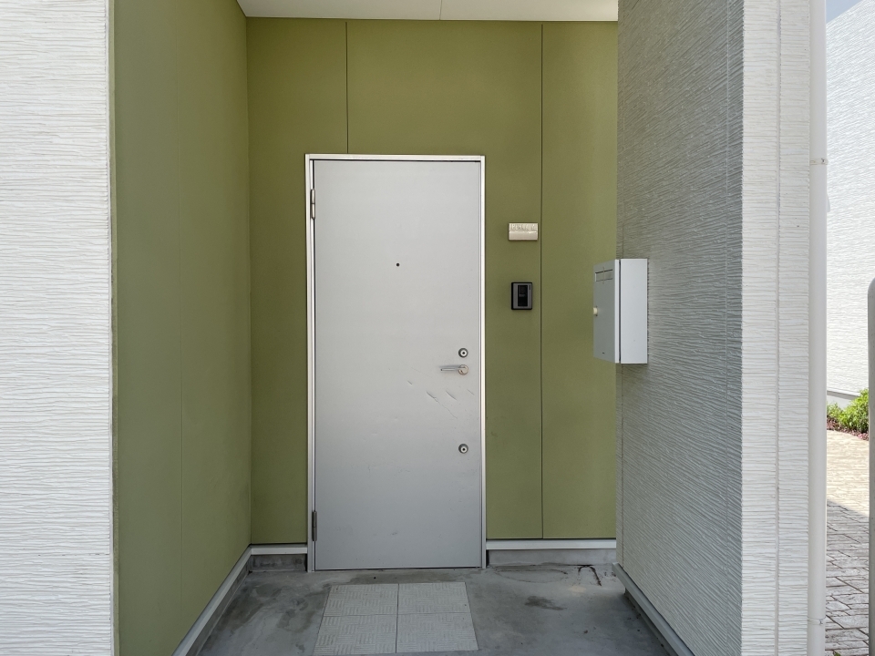 玄関は黄緑色!　目印になりますね。