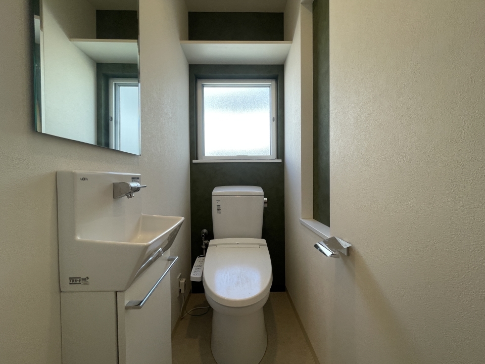 明るいトイレ。手洗い場もあります。
