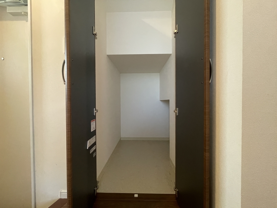 階段下収納も完備