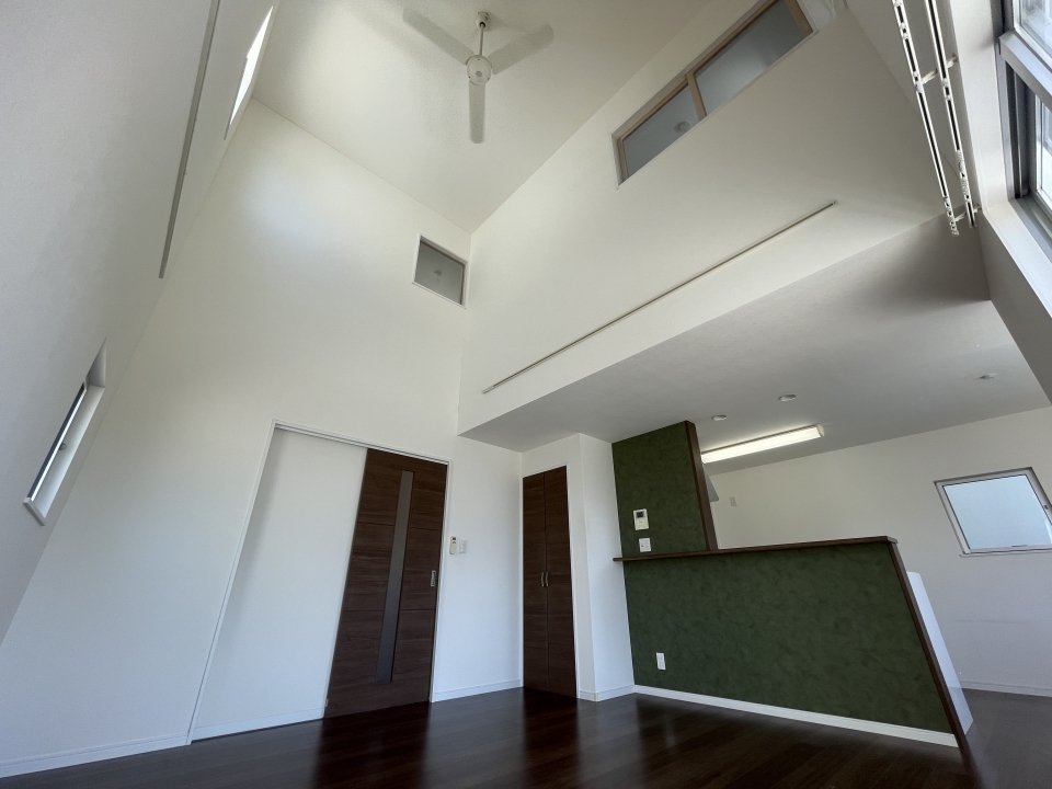 天井が高いリビングは解放感があります。