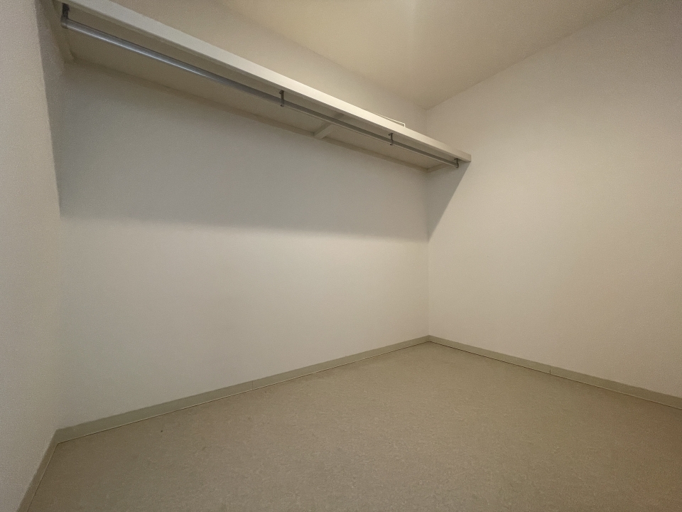 階段上ってすぐのウォークインクローゼット