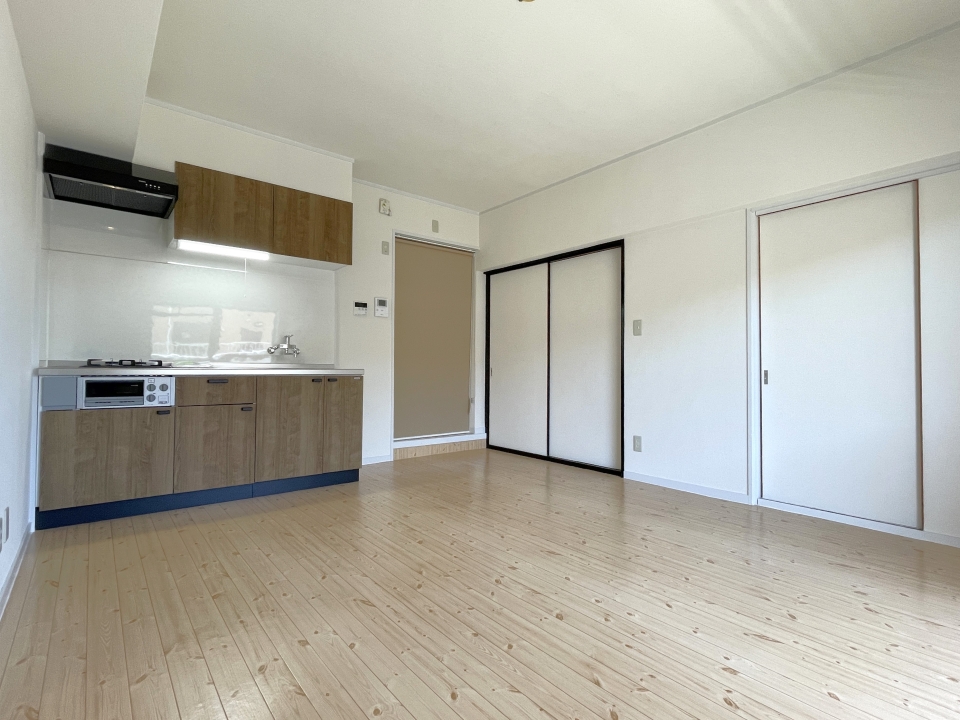 10帖のシンプルなLDK。無垢な感じの床が可愛い