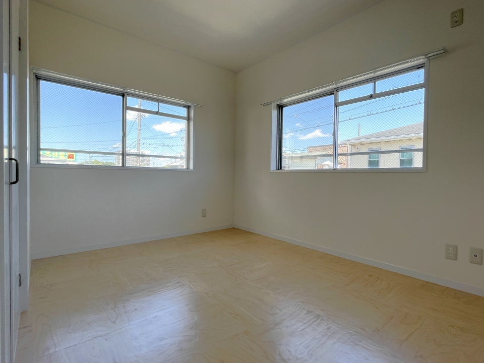 北側の6帖の洋室。こちらには窓が2つついて明るい雰囲気！