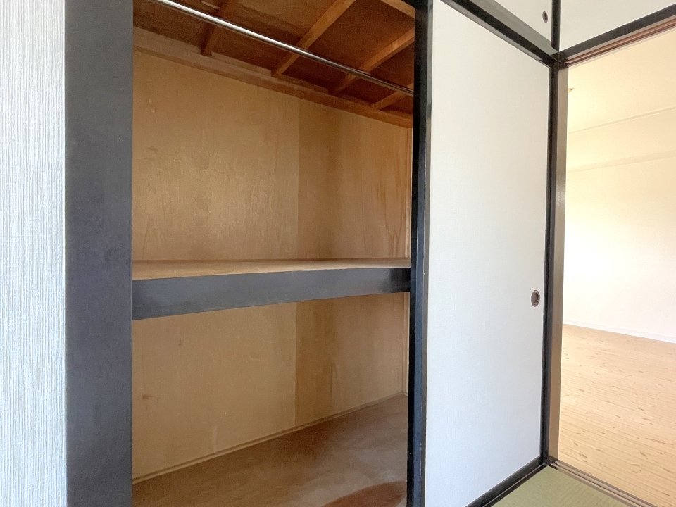 こちらの部屋にも収納あり○