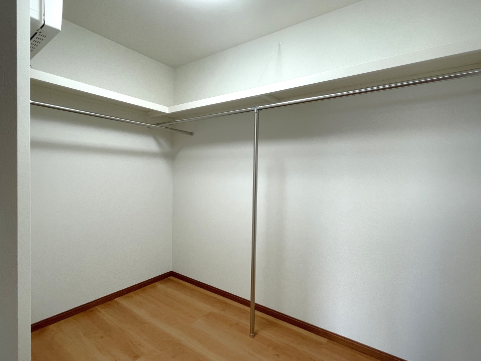 こちらの部屋にはウォークインクローゼット付き！