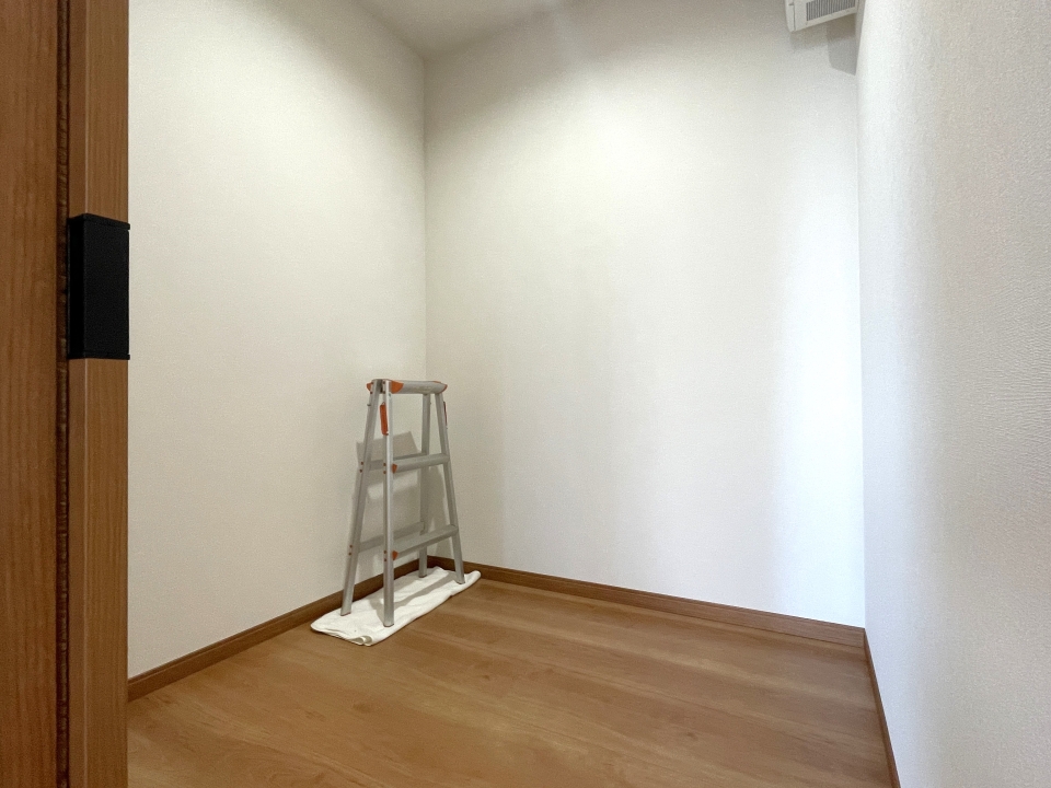 2階納戸。荷物を置くのに十分な広さ