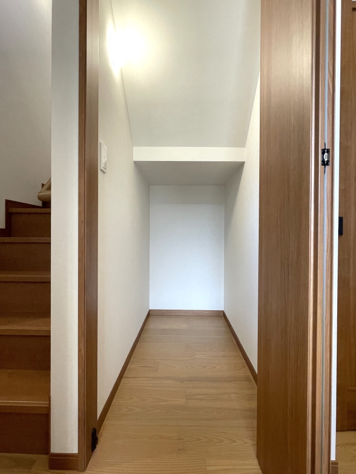 1階にも納戸があります。奥行きがあって広い！