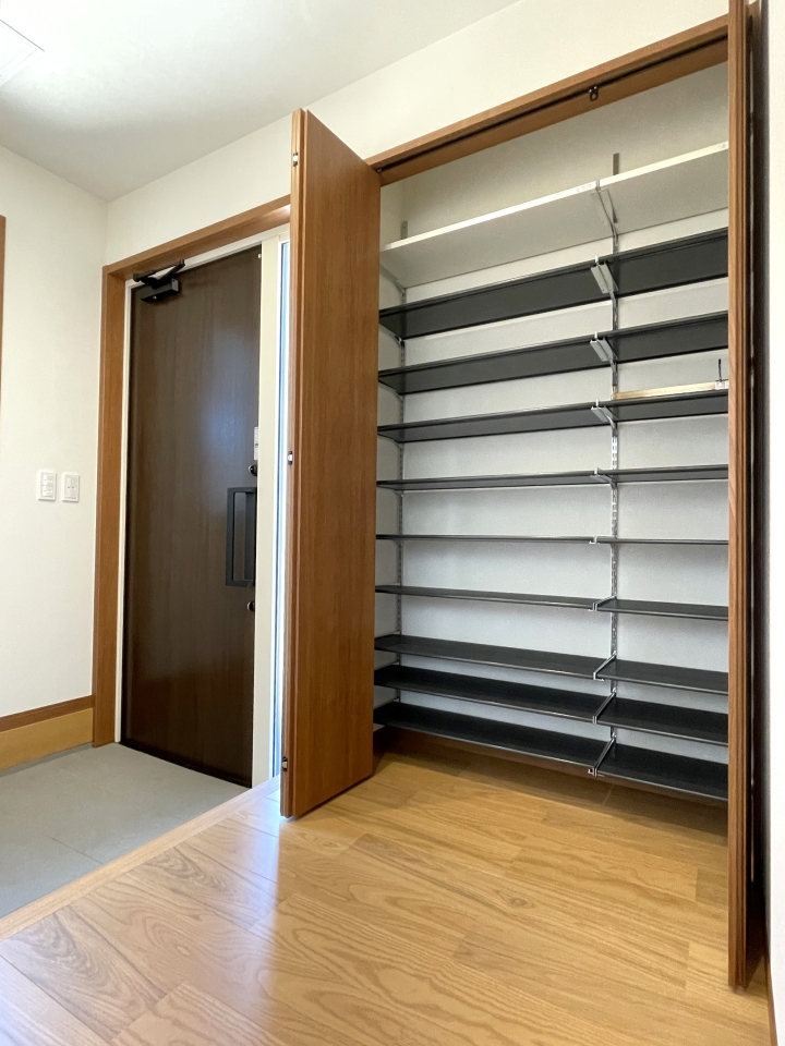 玄関。家族みんなの分もすっきり収納できます！！