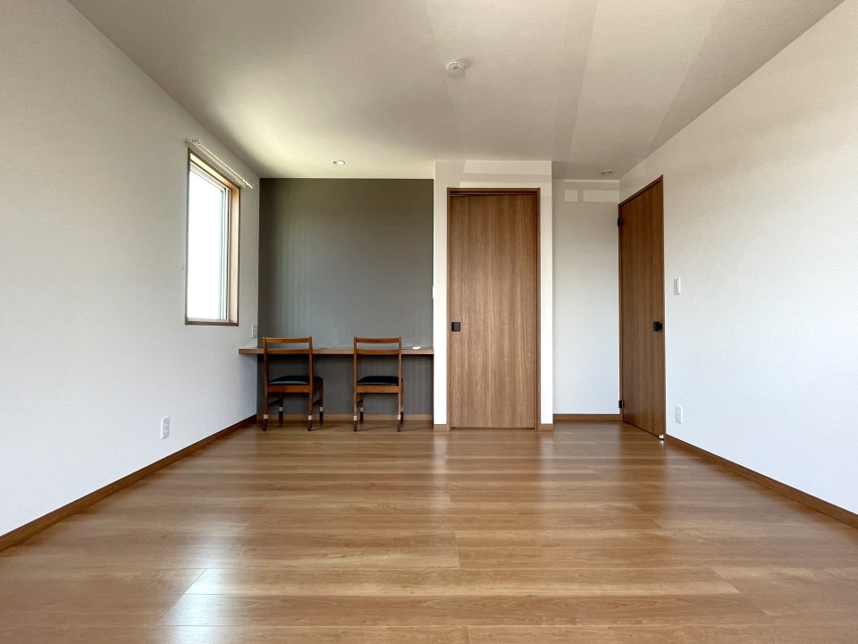 2階に上がると洋室があります
