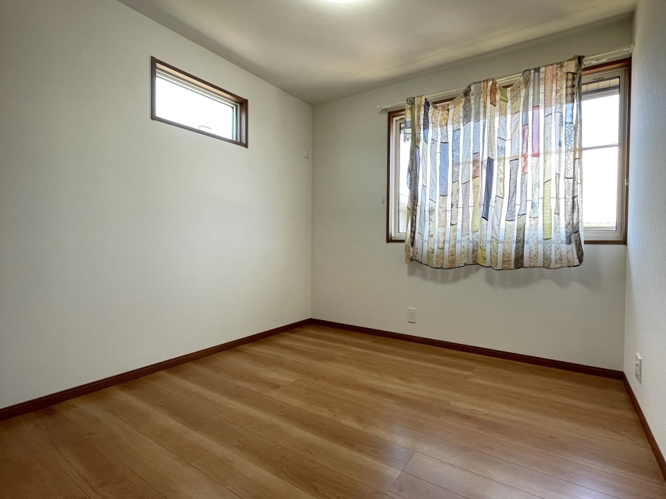 もうひとつの洋室。どちらも南向きのお部屋です