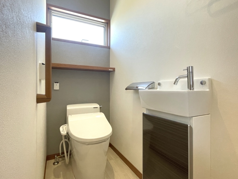 手洗い付きのトイレ。窓も付いていて明るいです