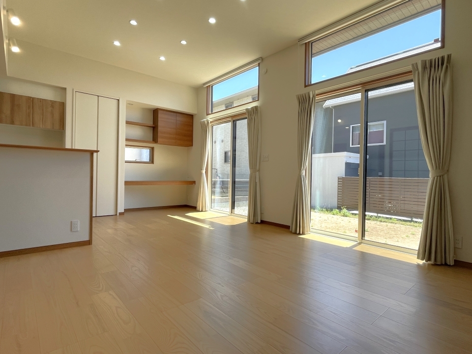 和室からの景色。大きな窓から庭がみえます