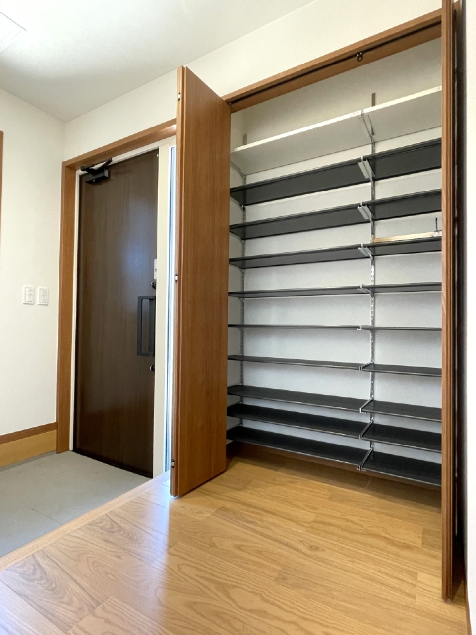 玄関。家族みんなの分もすっきり収納できます！！