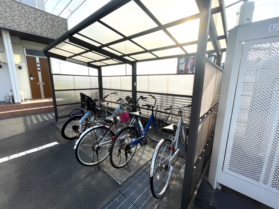 屋根付き駐輪場。