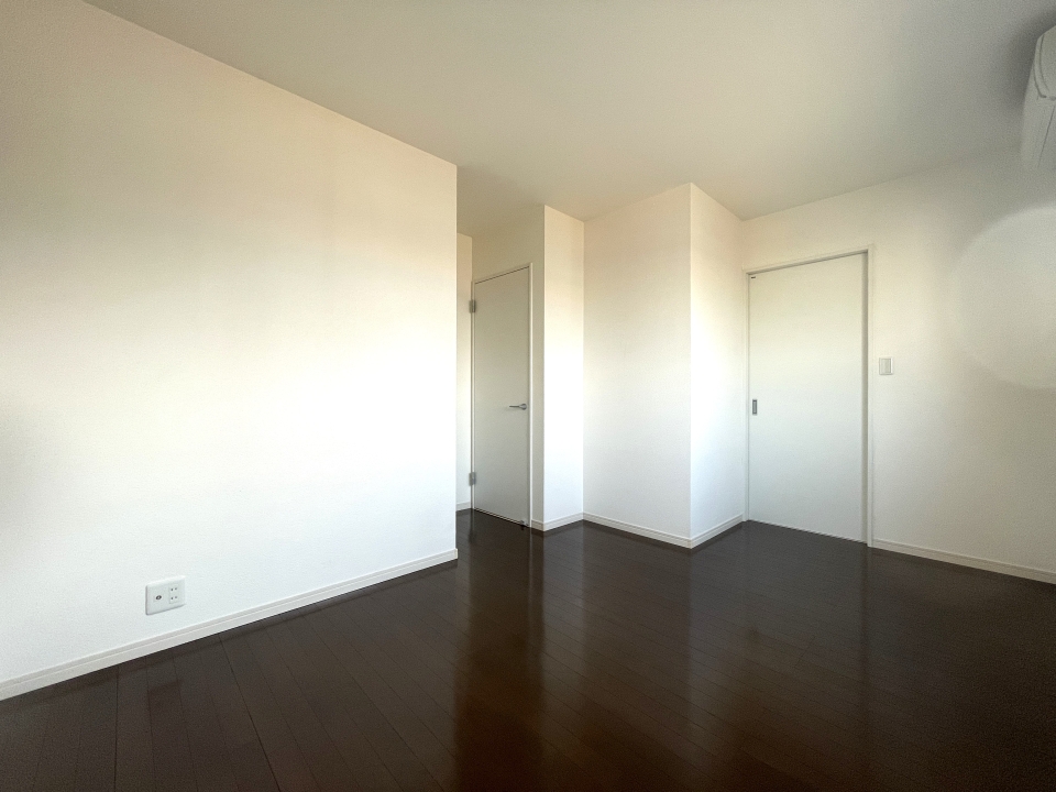 洋室の床はダークブラウン。