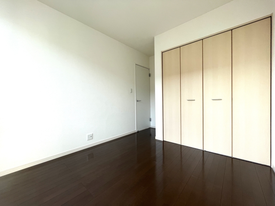 こちらの洋室にも大きなクローゼットが！