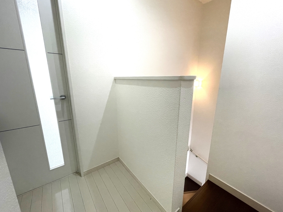 2Fへ上がった踊り場。ここから洋室とLDKへ。