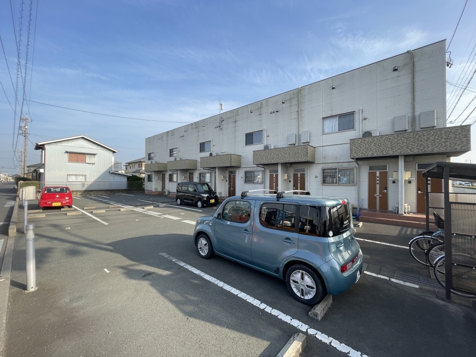 建物前駐車場の様子。