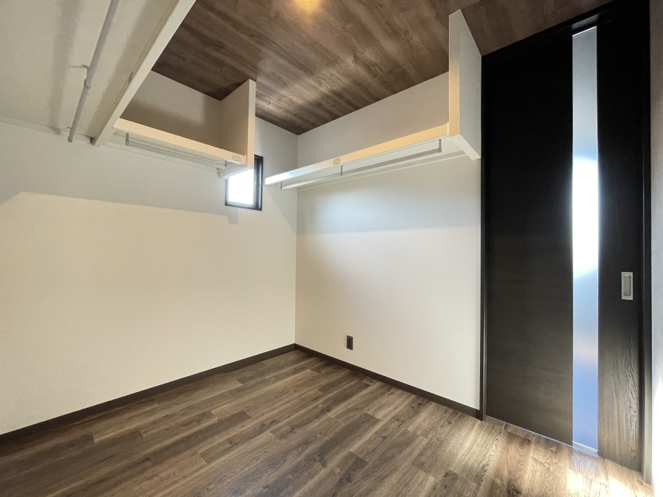 LDKと洋室を繋ぐ大きなWIC※写真は他のお部屋の物を使用しています。現状と異なる場合があります。