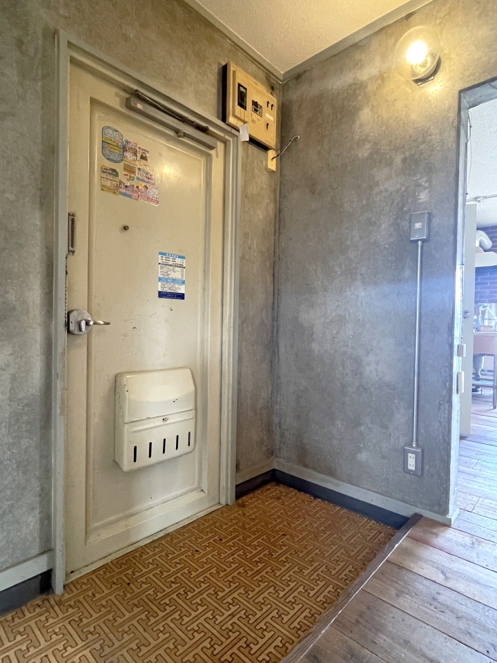 玄関。シューズボックスはついていません。