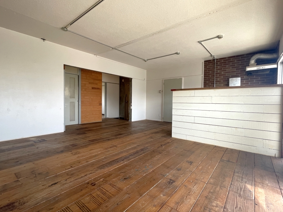 玄関からの扉などがなくオープンなお部屋です
