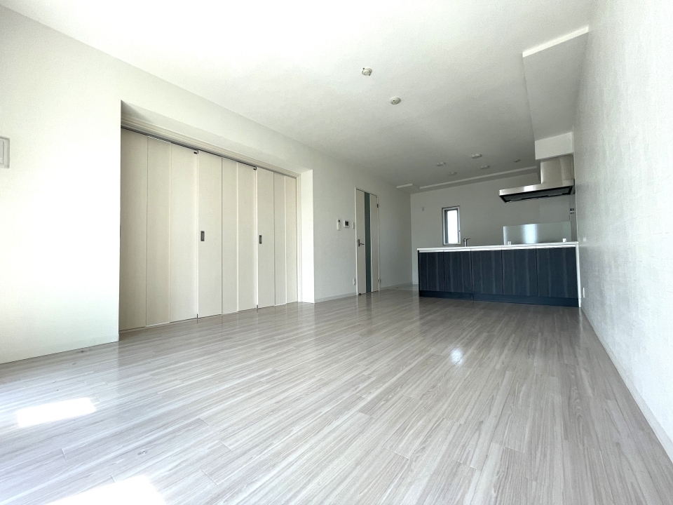 壁紙が特徴的なまっしろな高級感あふれるリビングルーム。