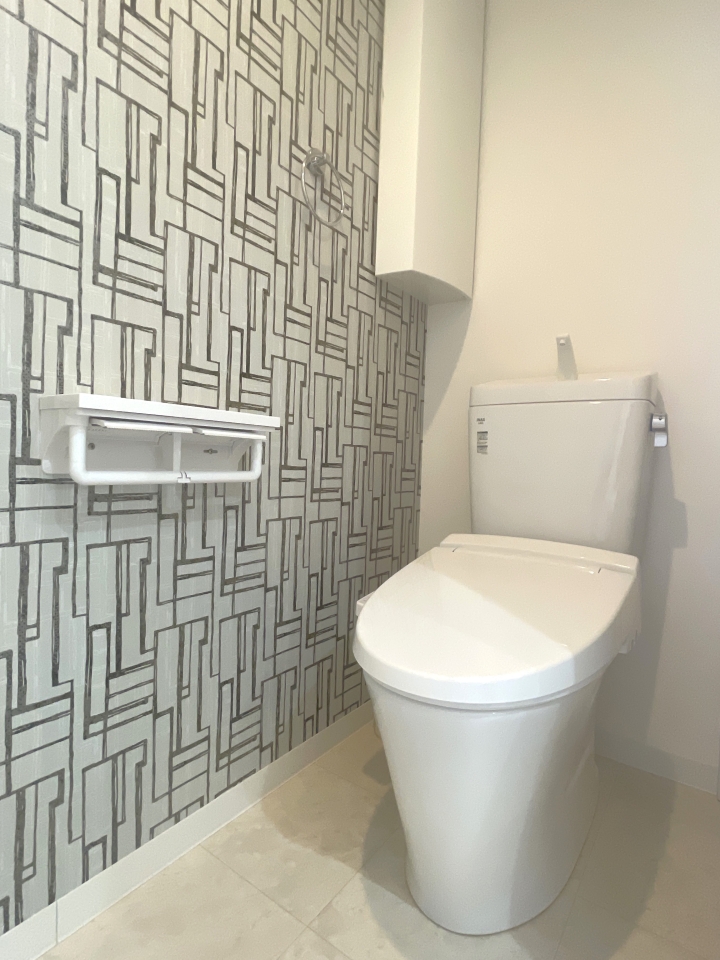 トイレ。収納棚がついてるのは便利です！