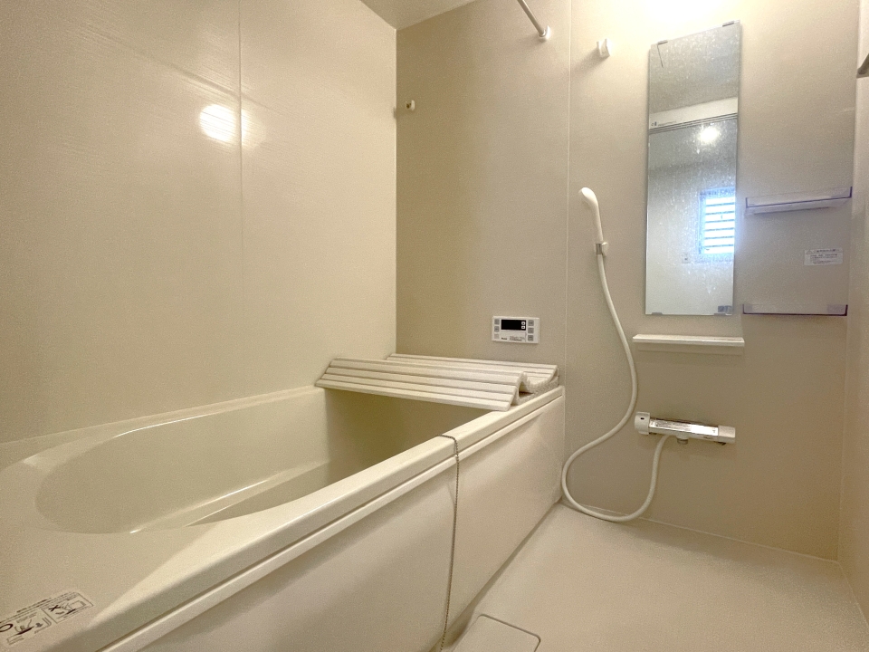 浴槽が広々しています！足を伸ばして湯船につかりましょう