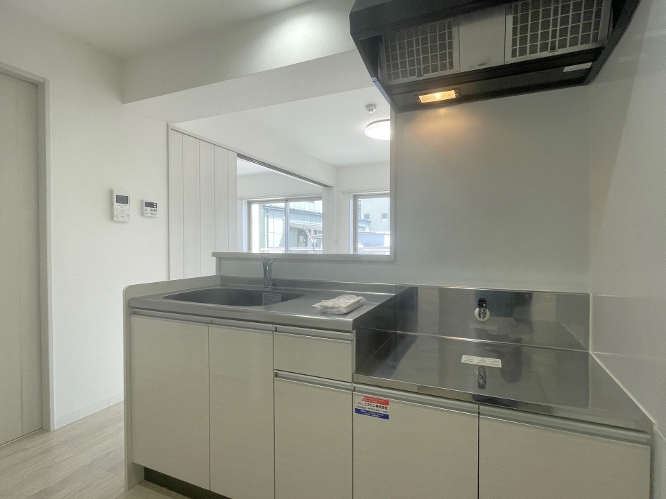 お部屋と合わせた真っ白のキッチン