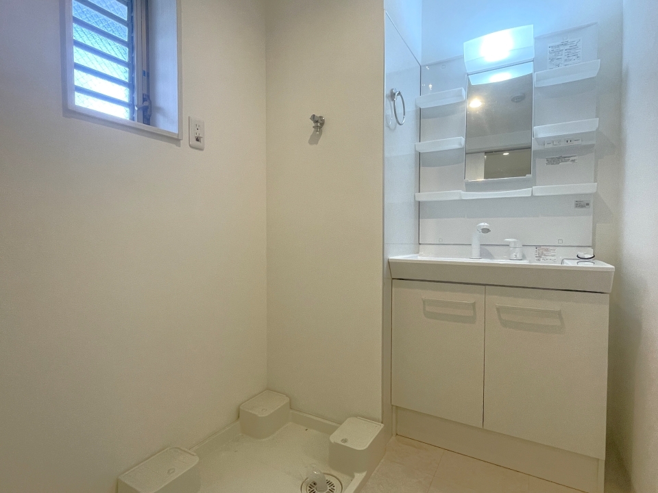 窓が付いていて明るい洗面台