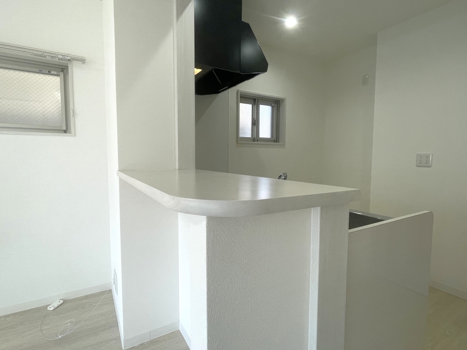 カウンター付きでここで食事もとれます！小さい窓も嬉しい