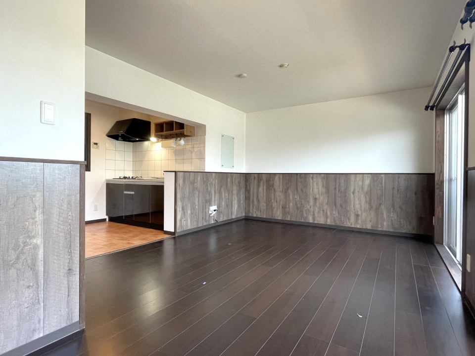 木目調の壁紙がアクセントになってオシャレ！