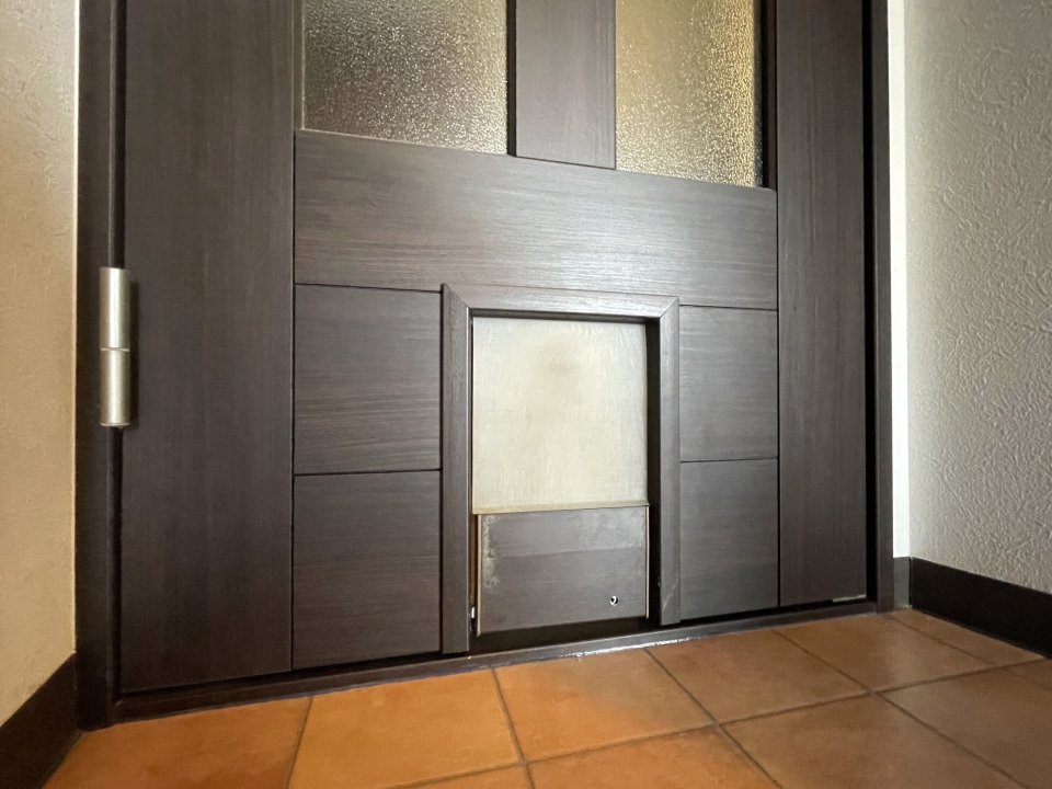 ドアにはねこちゃん、わんちゃんが通り抜け出来るような造りに！