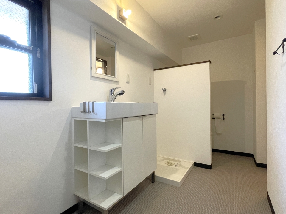 洗面所。収納棚が充実しています