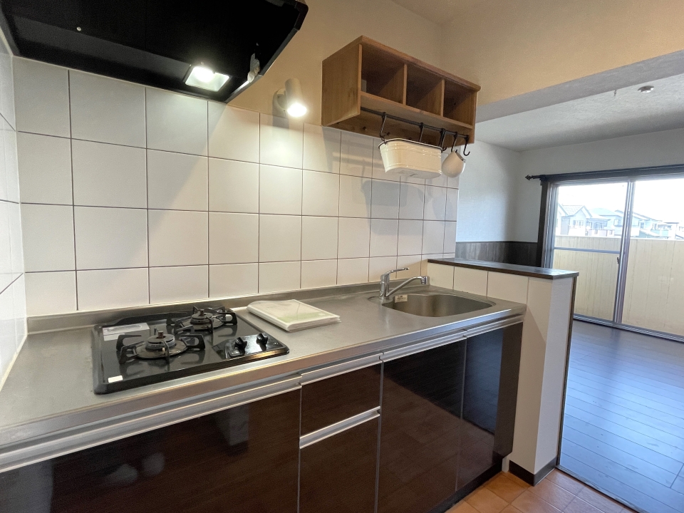 お部屋の雰囲気に合わせてダークカラーのキッチン