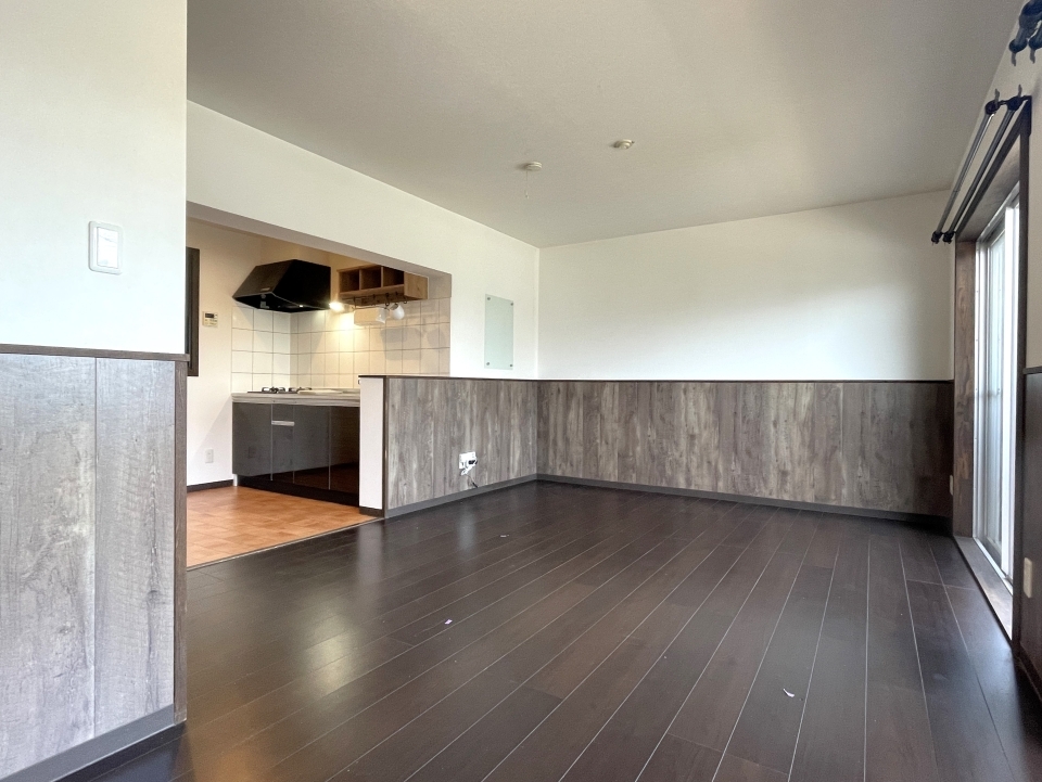 木目調の壁紙がアクセントになってオシャレ！