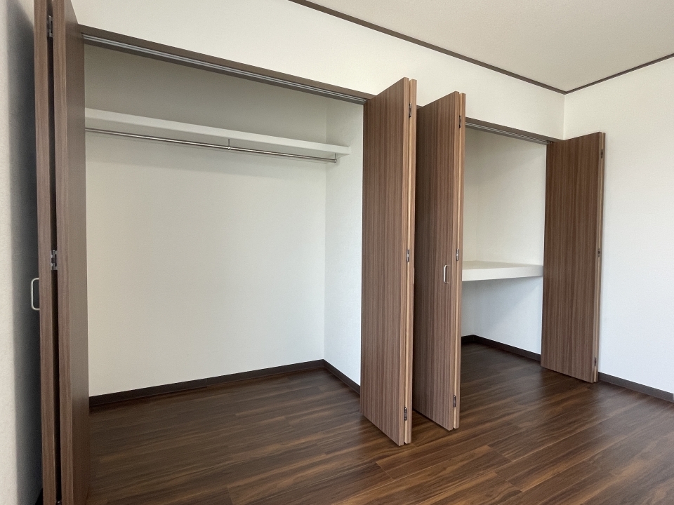 6帖の洋室には壁一面の収納