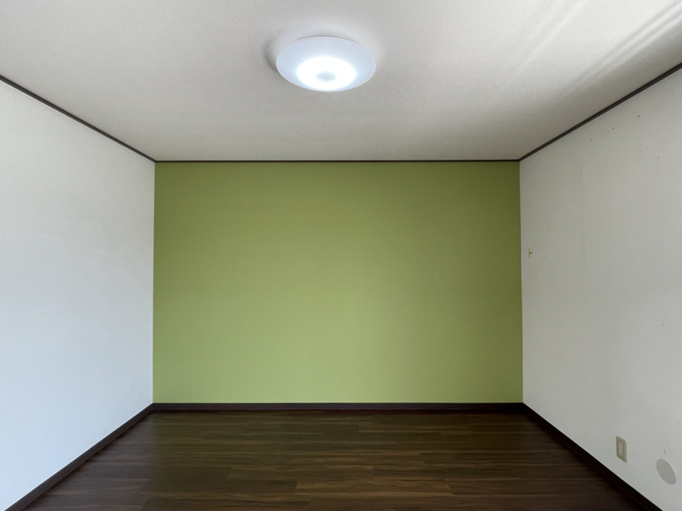 リビングの壁は黄緑色のアクセントクロス
