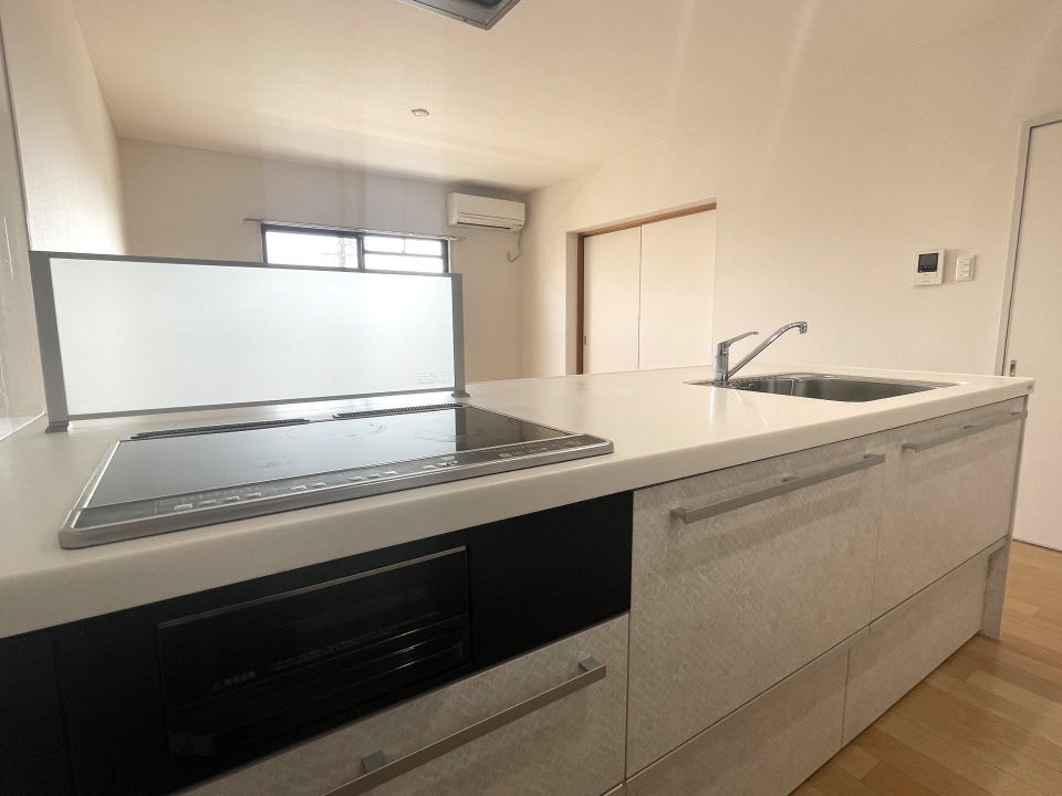 広々シンクに3口IHコンロ付きシステムキッチン。