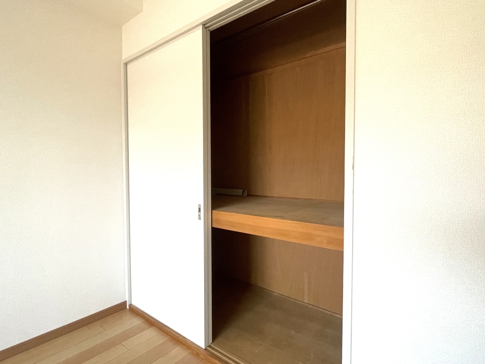 もちろん収納も！ハンガーラックがついているのでクローゼットとしても使えそう。