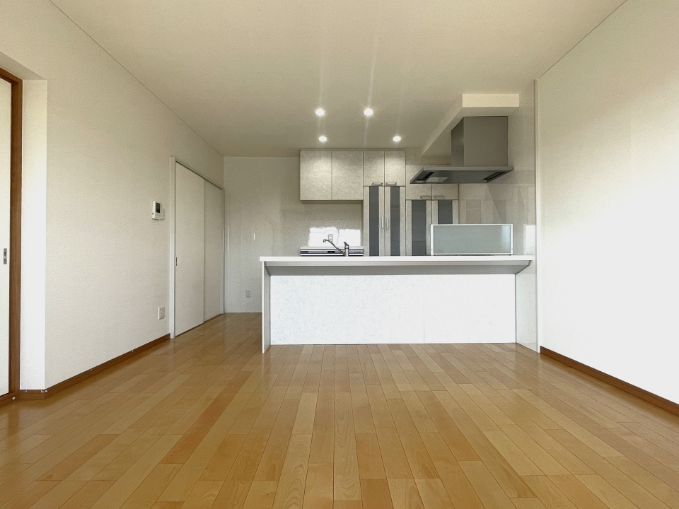 シンプルなキッチンが可愛らしいLDK